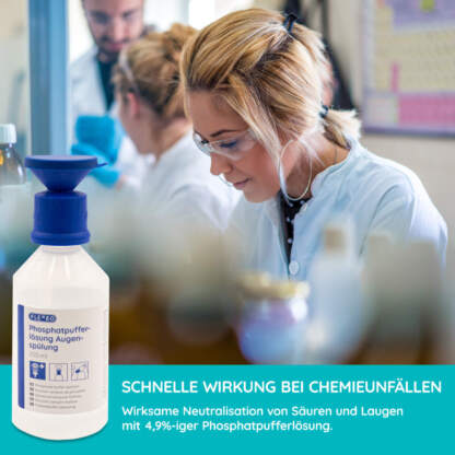ein mann öffnet die augenspülstation und schaut in den integrierten spiegel