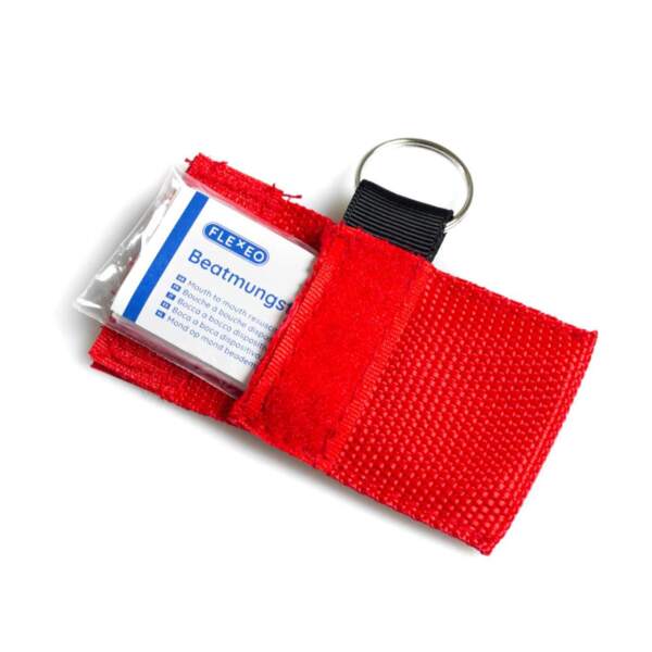 Rotes Beatmungstuch aus der Tasche entnommen