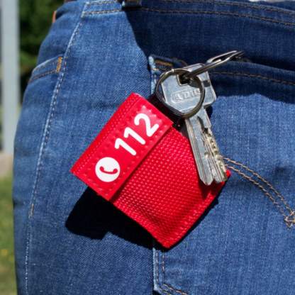 Rotes Beatmungstuch mit Schlüsselanhänger am Hosenbund