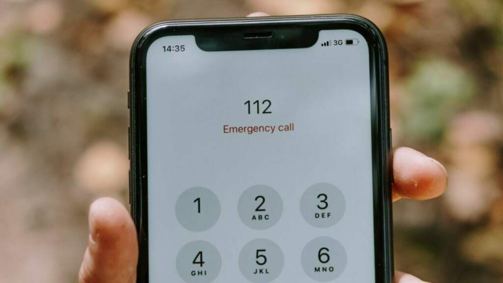 Der Notruf 112 wird mit einem Handy gewählt