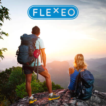 zwei personen auf dem berg und schauen un den sonnenuntergang
