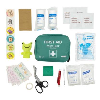 Inhalt des Erste-Hilfe-Sets für Kinder: Pflaster, Desinfektiontücher, Pinzette, Schere, Zeckenzange, Kühlkompresse, Tape, Verband, Fingerpuppe und Sticker.