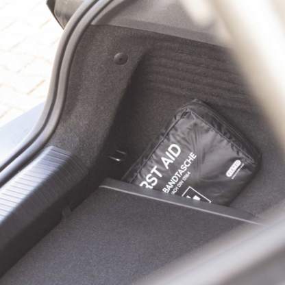 KFZ-Verbandtasche im Einsatz im Auto