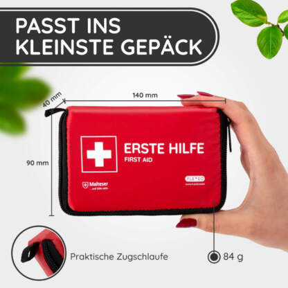 eine hand hält das mini erste hilfe set und die außenmaße sind beschrieben