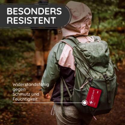 ein wanderer im wald mit unserem mini erste hilfe set am rucksack