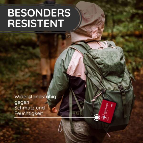 ein wanderer im wald mit unserem mini erste hilfe set am rucksack