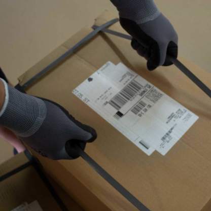 Montagehandschuhe im Einsatz bei beim anheben eines schweren Kartons