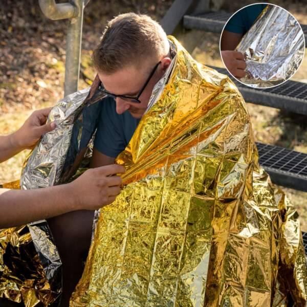Rettungsdecke an einer Person, goldene Seite außen