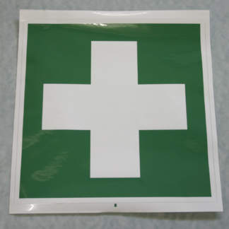 grünes Rettungszeichen mit Hinweis auf erste Hilfe