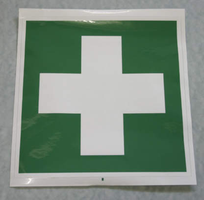 grünes Rettungszeichen mit Hinweis auf erste Hilfe