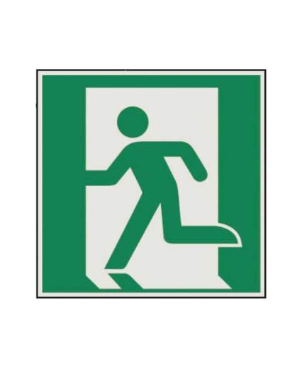 grünes Rettungszeichen mit Hinweis auf Rettungsweg