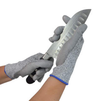 Schnittschutzhandschuhe im Test mit einem Messer