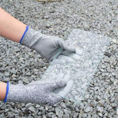 Schnitthandschuhe im Einsatz mit Glas