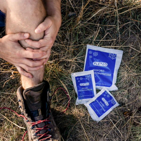Verletzung beim Wandern - Einsatz der FLEXEO Sofort-Kältekompresse