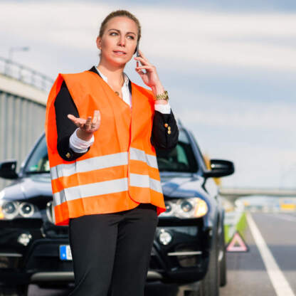 Warnweste getragen als Warnkleidung bei einer kfz-panne